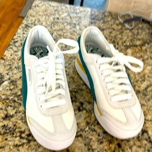 PUMA ~w/Platform The Cutest Shoes EVER size 7
Lightly worn, great condition